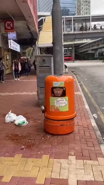 「光頭Bob」站到垃圾桶內，用垃圾桶隱藏自己。