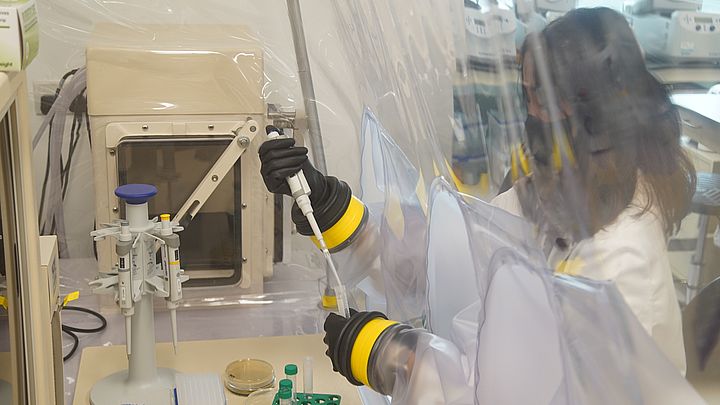「香港微生物菌群創新中心」收集細菌樣本,研究腸道疾病治療技術,陳家亮指有些細菌,可用作治療自閉症、肥胖、糖尿病等。 葉偉豪攝