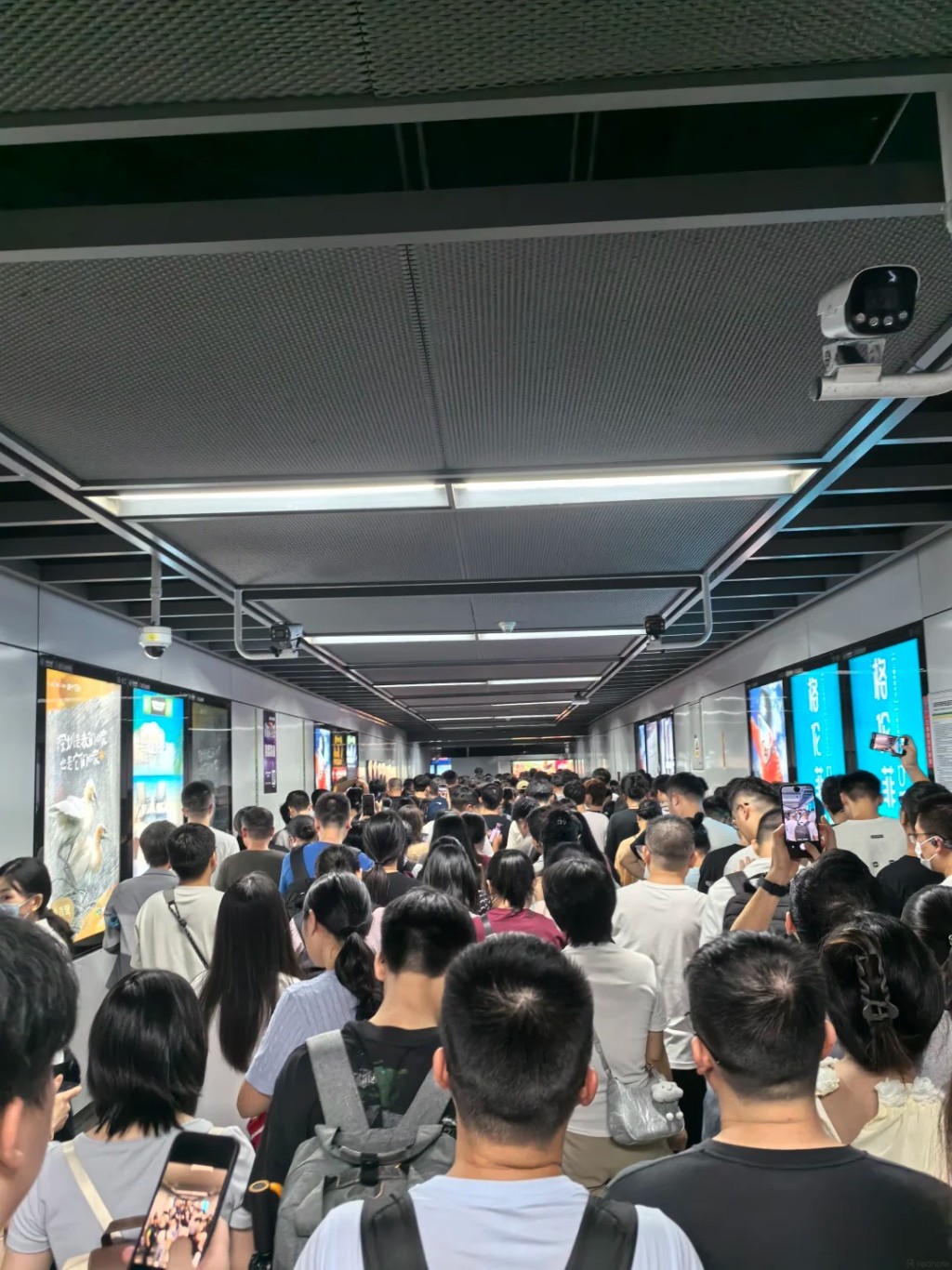 深圳地铁20日起严查入站市民，令通过安检的时间大幅增加。小红书