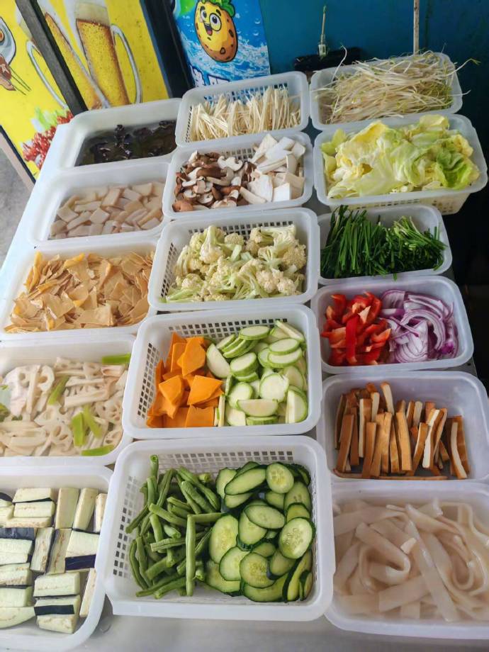 胡女士經營炸串及炸薯仔小食攤。