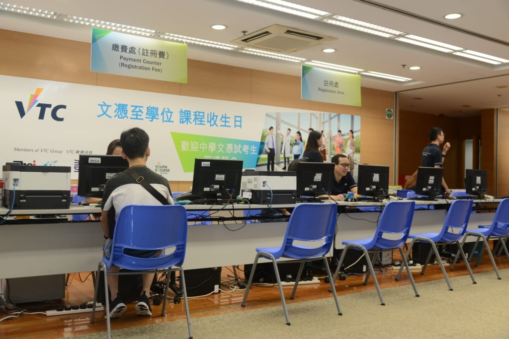 受交通影響黃克競分校招生中心只有三數人前往。