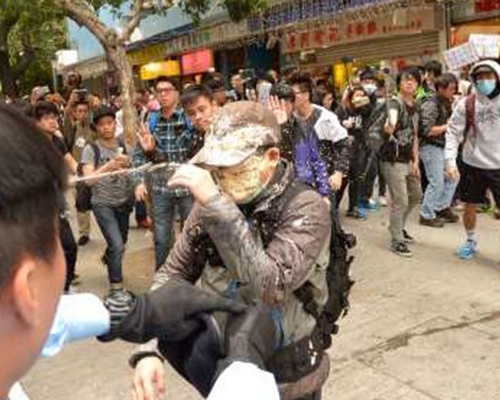 警方當日向示威者（圖）噴胡椒噴霧，殃及江川。資料圖片