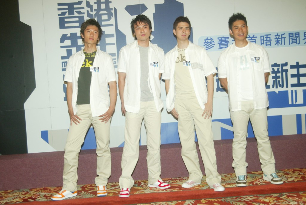 宮雪花兒子江澤龍（右二）在2005年曾參加TVB的《香港先生選舉》。左一為高鈞賢。