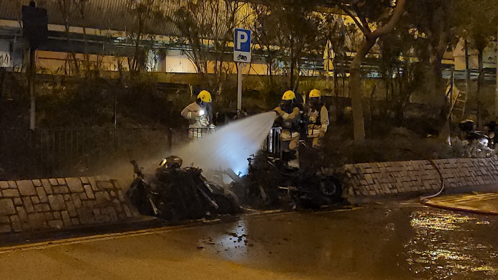 馬鞍山錦泰苑對開一個電單車停泊處有8輛電單車焚毀。黎志偉攝