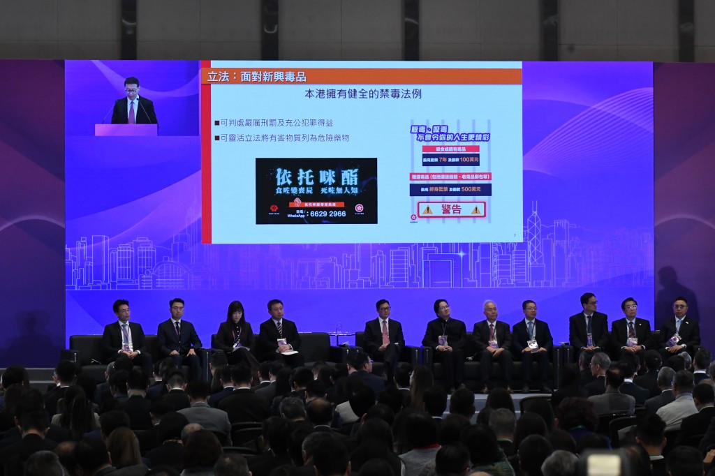 鄧炳強提到,會針對依托咪酯毒品推出針對性宣傳,同時持續開展掃毒行動,從源頭打擊毒品犯罪 鄧炳強提到,會針對依托咪酯毒品推出針對性宣傳,同時持續開展掃毒行動,從源頭打擊毒品犯罪