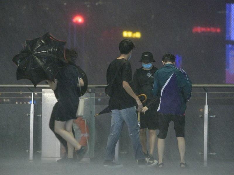 突然下起大雨令觀浪市民相當狼狽。