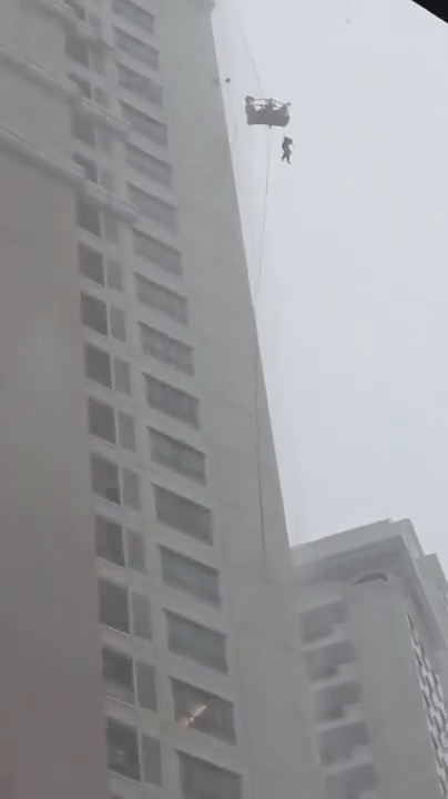 印尼抹窗工高空作業遇狂風,吊船變「鐘擺」猛撞外牆亡。X@pisklauren 印尼抹窗工高空作業遇狂風,吊船變「鐘擺」猛撞外牆亡。X@pisklauren