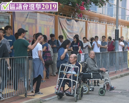 建制派斥有人重複排隊令部分老人家放棄投票。
