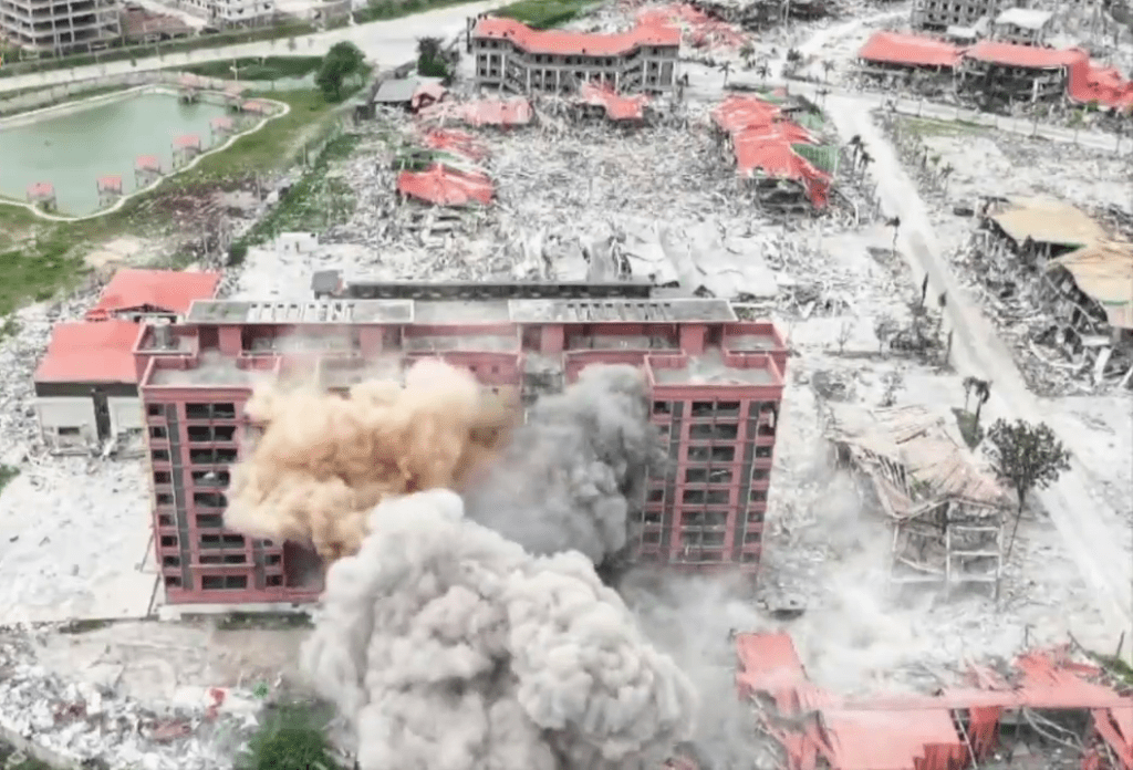 緬甸軍政府公開炸毀KK園區建築物的畫面。  緬甸軍政府