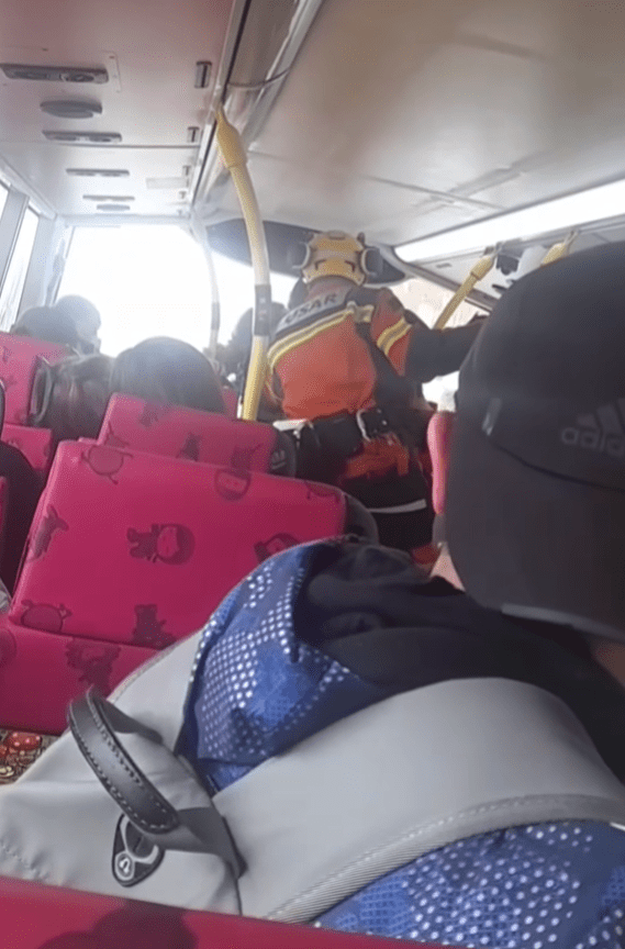 消防员协助上层乘客离去。fb：车cam L（香港群组）
