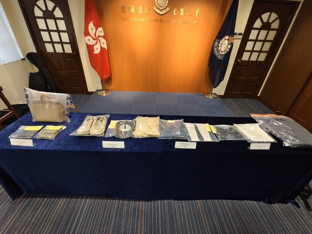 警方檢獲被捕男子犯案時所穿的衣物。 警方檢獲被捕男子犯案時所穿的衣物。