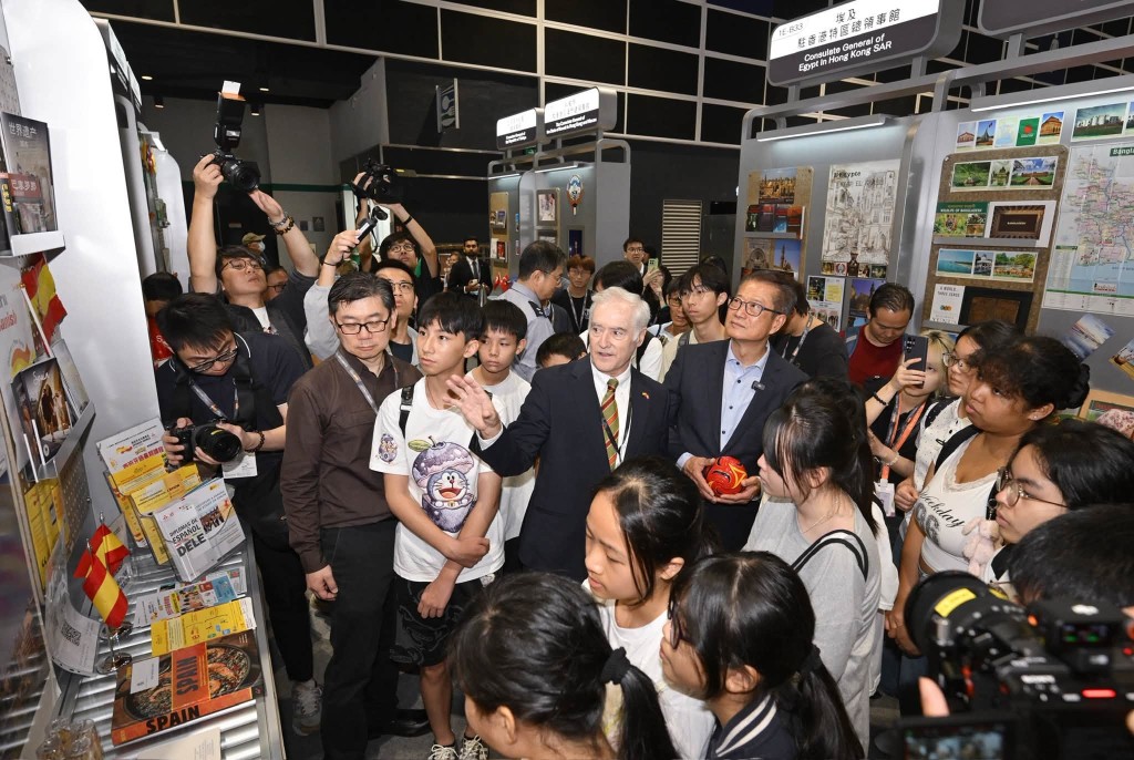 西班牙駐香港總領事Miguel Aguirre de Cárcer García del Arenal介紹他們在書展設立的展區。 西班牙駐香港總領事Miguel Aguirre de Cárcer García del Arenal介紹他們在書展設立的展區。