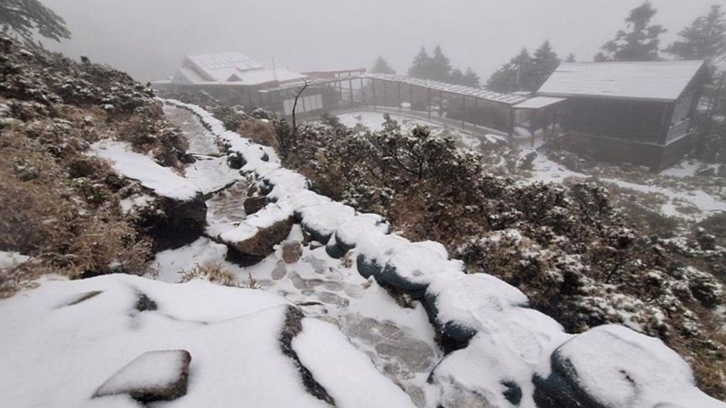 台東嘉明湖山區降雪，出現白色世界美景。熊出沒團隊