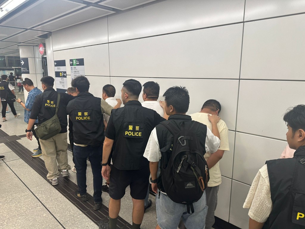 陳慧琳演唱會期間 跨部門紅館打擊黃牛黨 拘5內地男。警方圖片 陳慧琳演唱會期間 跨部門紅館打擊黃牛黨 拘5內地男。警方圖片