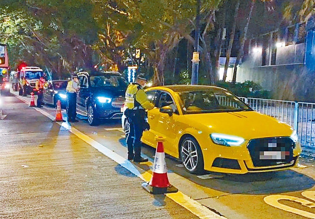 警方設置路障截查車輛。