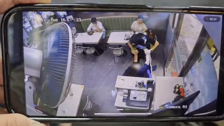 黑衫男疑犯大力扯起女事主手臂。店家閉路電視片段 黑衫男疑犯大力扯起女事主手臂。店家閉路電視片段