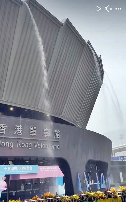 香港單車館外4 瀑齊飛，澎湃又壯觀。fb「將軍澳主場」截圖