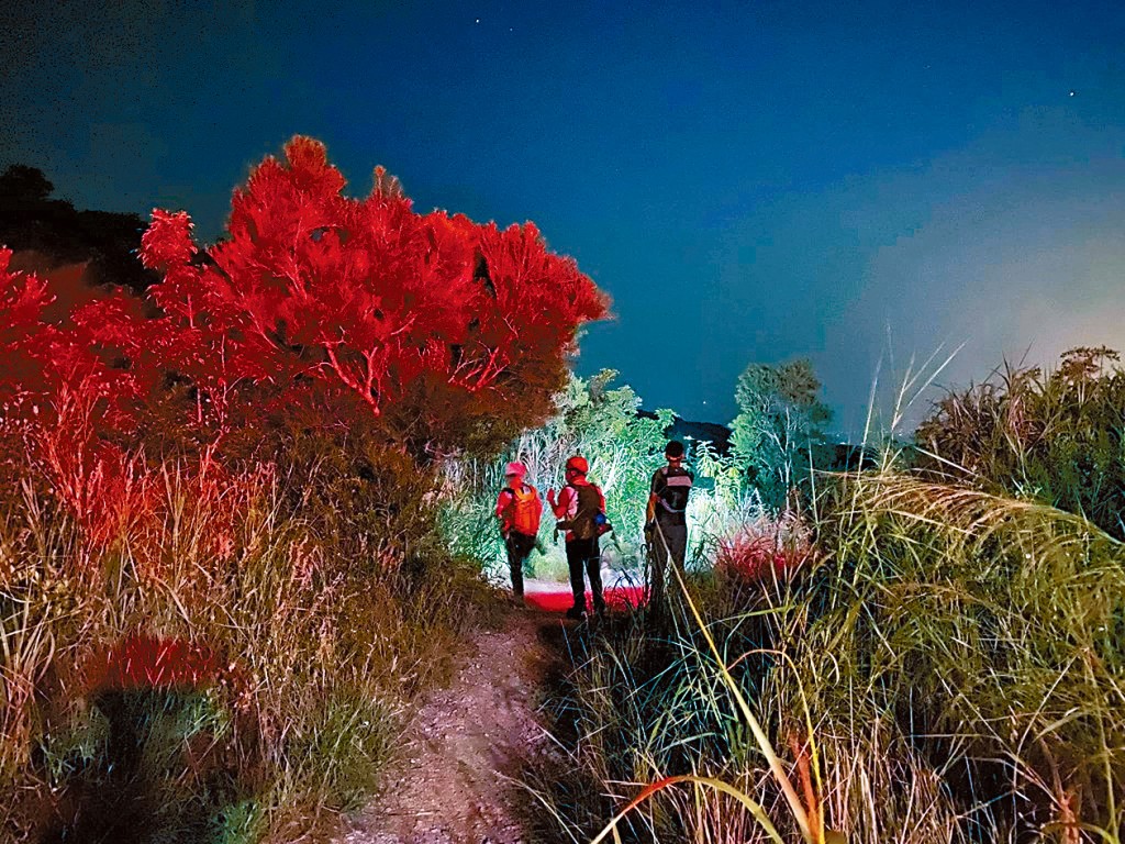 救援人員在青大石澗五渡水一處約5米深坑，尋獲失蹤兩日的邱姓行山客。