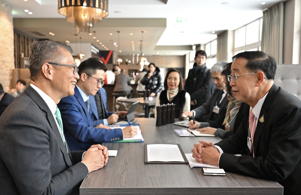 在出席世界经济论坛2023年会期间，财政司司长陈茂波（左一）与泰国财政部长Arkhom Termpittayapaisith（右一）会面。（政府新闻处）