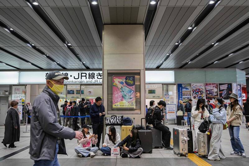 造访日本游客人数增加，更多外国观光客把行李箱随意弃置在市区街头或机场，已经成为头痛问题。法新社