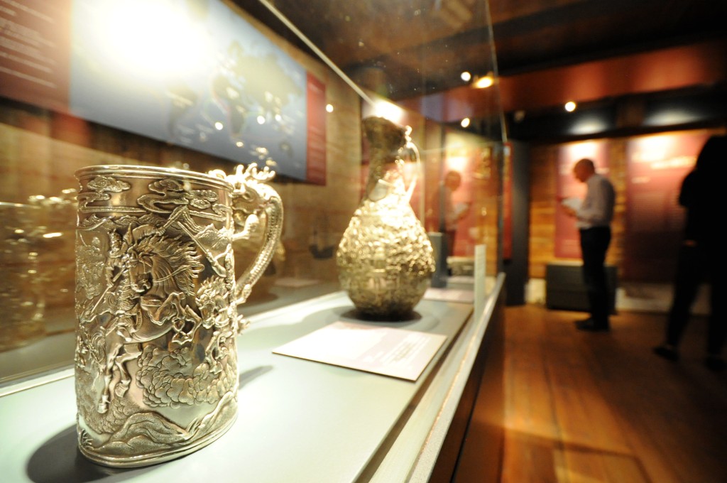 图中具有中西交融特色的「龙柄银马克杯」，是南海一号发掘而出的文物。
