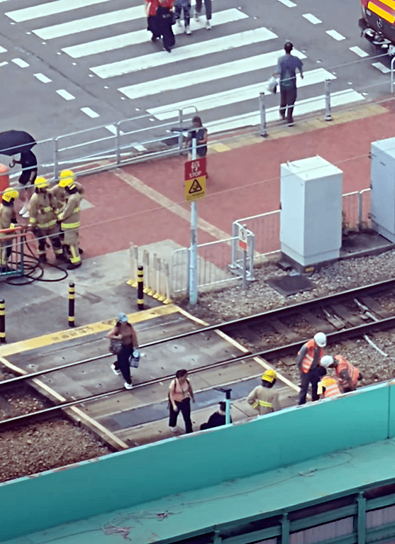 豐景園輕鐵站路軌中央冒煙。fb：屯門公路塞車關注組