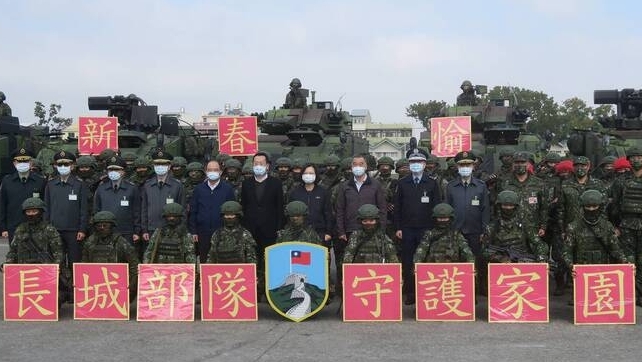 蔡英文和陸軍官兵合影。