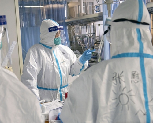 武漢方艙醫院加強對患者康復篩查。資料圖。