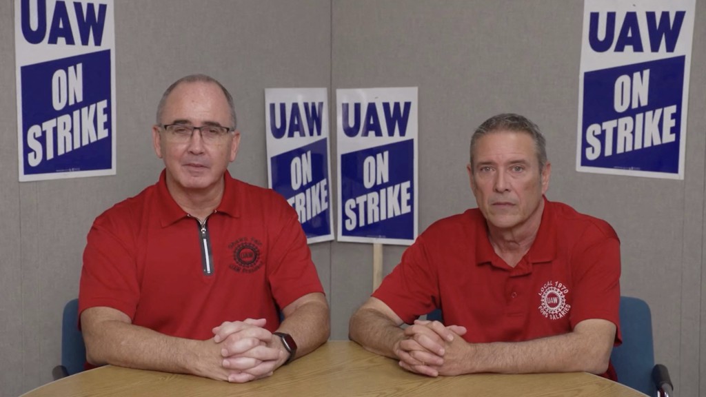 UAW 主席范恩(左)与副主席布朗宁公布有关罢工的最新消息。 路透社