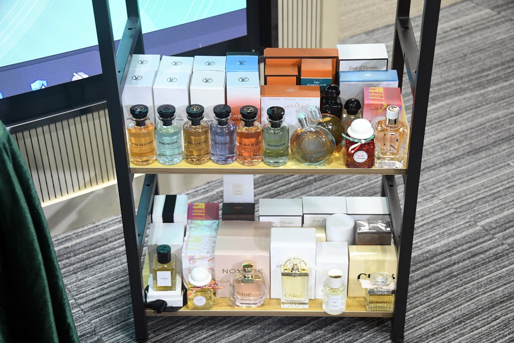 行動中搜獲證物。楊偉亨攝 行動中搜獲證物。楊偉亨攝