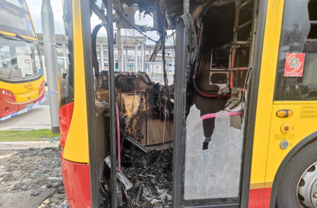城巴车头严重焚毁。资料图片