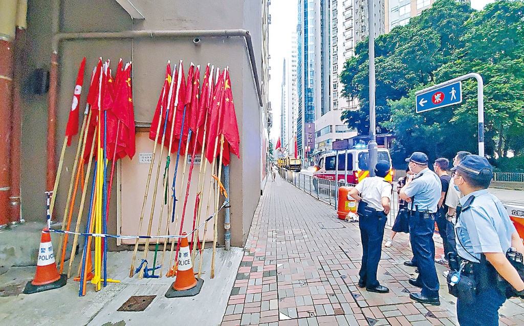 十二支國旗及十二支區旗被人扯下棄置路旁。