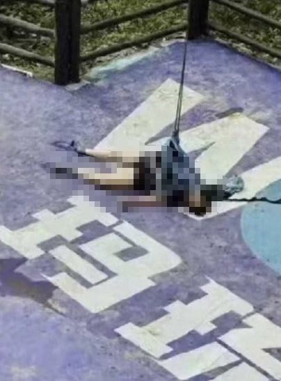 少女虽然察觉安全绳未绑好仍未能阻止悲剧发生。微博