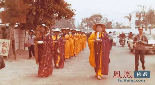 1978年12月，星雲大師率領僧俗二眾百余人托缽行腳，將所得悉數作為愛國捐款及冬令救濟。覺悟號圖