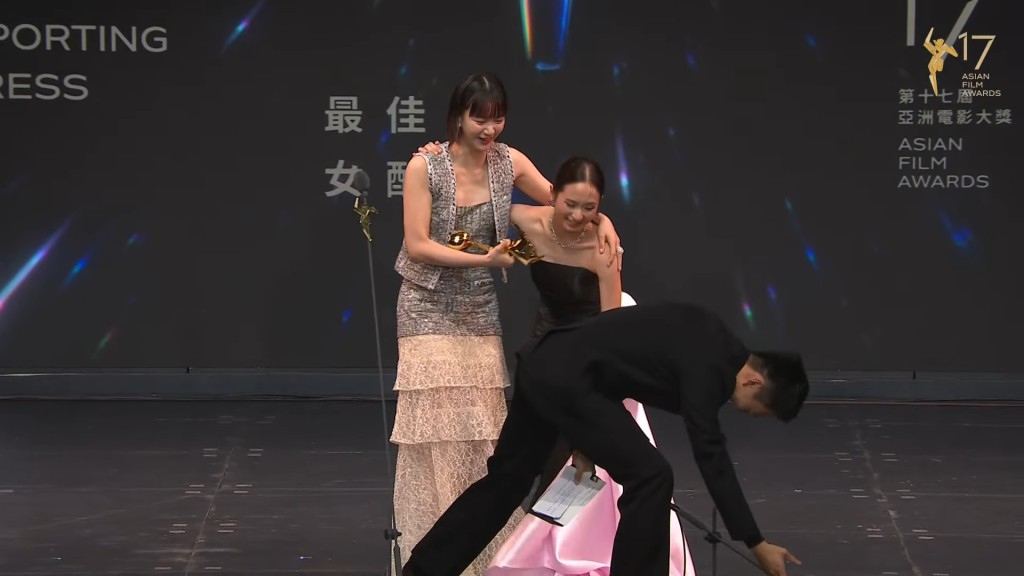 另一位頒獎人劉冠廷即時上前幫忙拾起咪高峰，場面有少許尷尬。