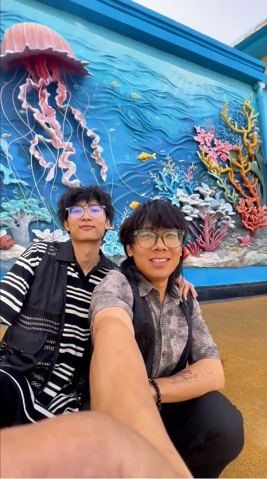 「狼尾兄弟」憑細膩、立體感強烈的浮雕壁畫成功創業。抖音@狼尾兄弟的浮雕VLOG