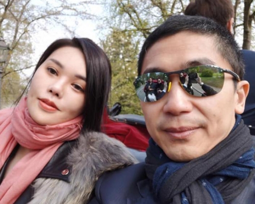 「針織大王」羅定邦的34歲孫女羅貝兒與其丈夫。  Danny Chi FB圖