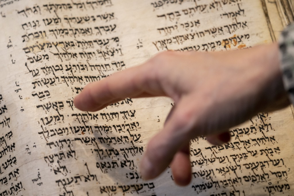 迢是迄今發現最早期、最完整的希伯來語聖經，包含倖存到現代的希伯來聖經的全部24冊。AP