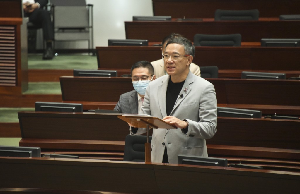 謝偉俊指出，從此「建制派」要擔當「扮反對派」的演戲功能，日子會過得辛苦。資料圖片