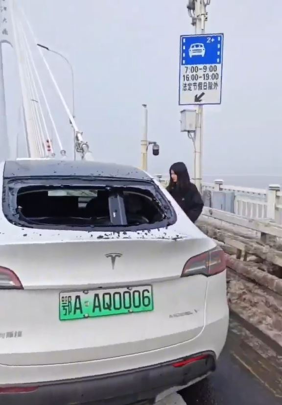 湖北武漢長江大橋落冰柱雨，逾20車被擊中。影片截圖