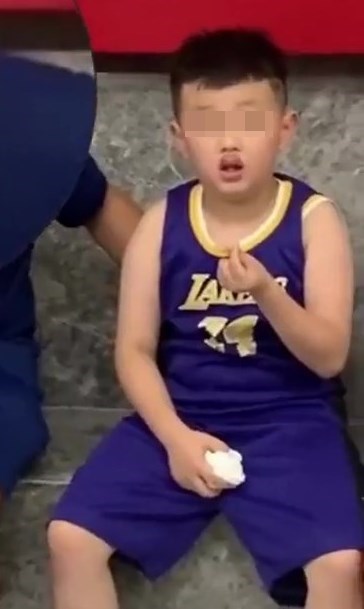 男童穿NBA球隊湖人球衣。網上截圖
