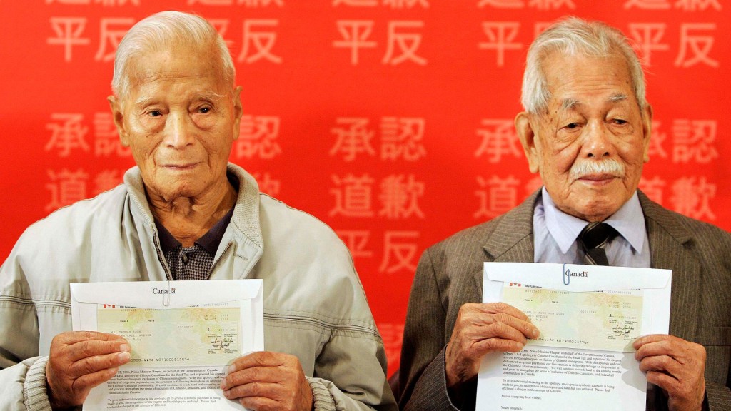 2006年,九旬加拿大華人「人頭稅」倖存者獲得政府支付的賠償金。 美聯社資料圖 2006年,九旬加拿大華人「人頭稅」倖存者獲得政府支付的賠償金。 美聯社資料圖