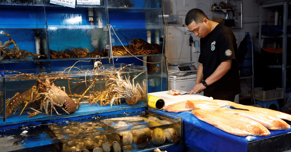 水產進口禁令一出，日本當地魚市場生意大受打擊。 路透社