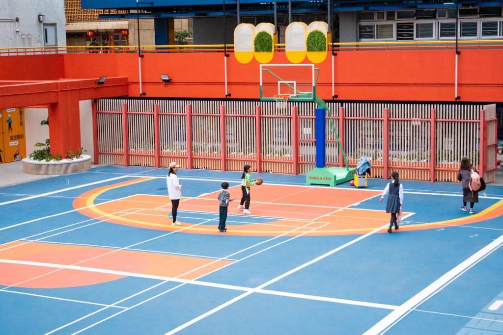 「新．活空间」多用途球场，设有长凳、篮球架、攀爬架等康乐设施供居民使用。