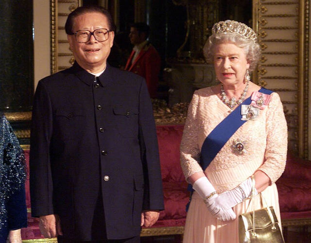 1999年10月江泽民访英，在白金汉宫与英女皇伊利沙伯会面。