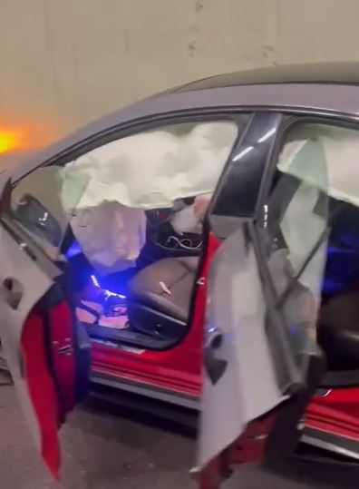 車廂內氣袋彈出。網片截圖