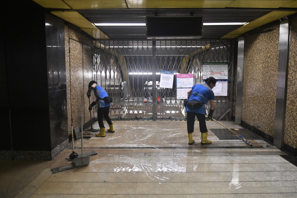 工人清理黄大山港铁站。陈极彰摄