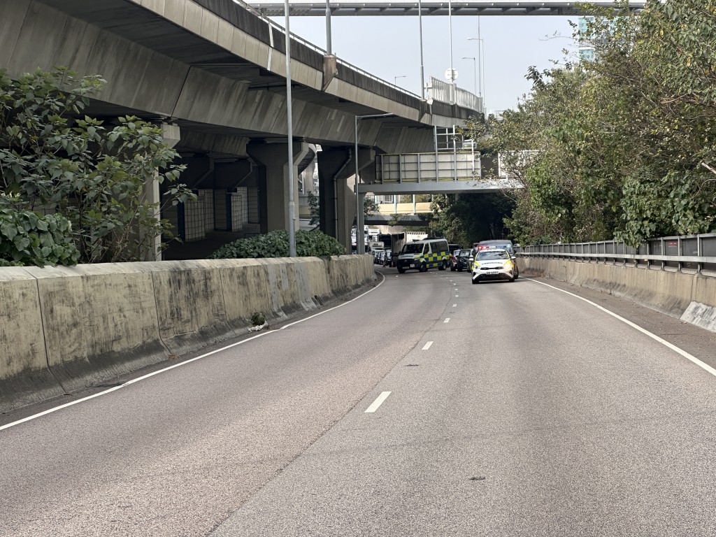 家屬路祭由警方協助封路。