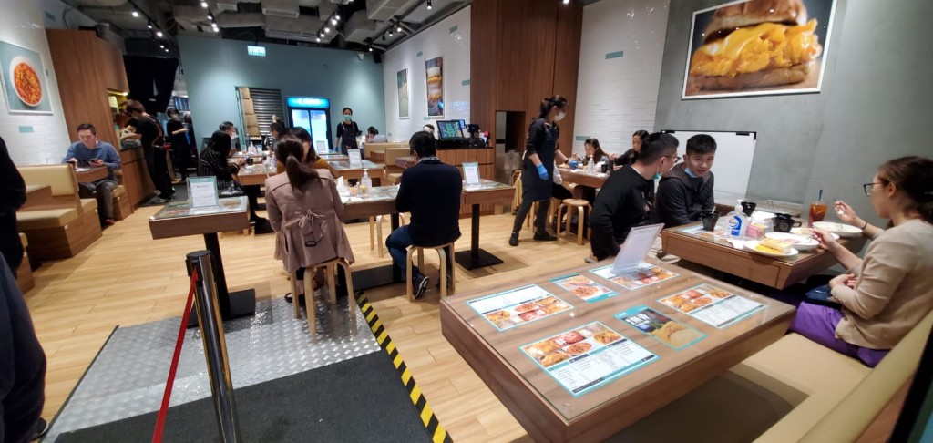 昨日餐桌分隔距離不足1.5米,餐廳其後已作出糾正。