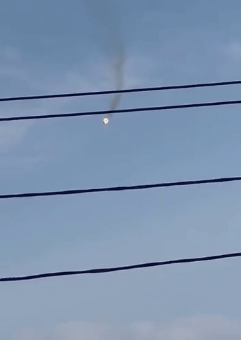 網片顯示，俄羅斯米格-31戰機空中起火，在空中持續飛行了一段距離。
